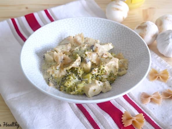 Poulet à la crème de champignon servi avec des pâtes complètes