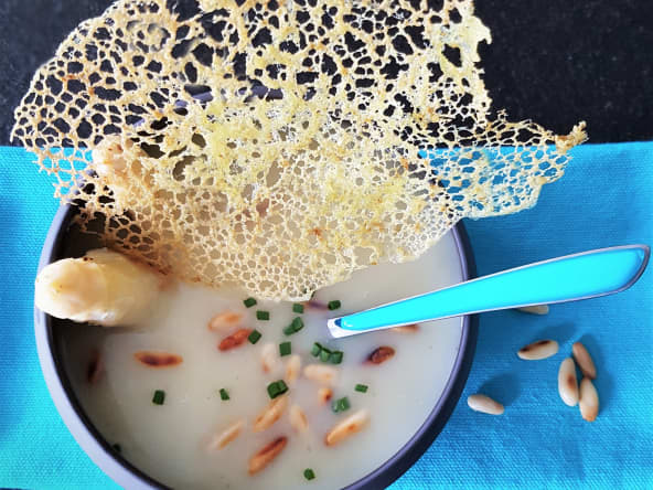 Velouté d'asperges blanches d'Alsace et tuile dentelle au curry Madras