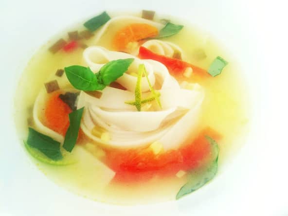 Soupe de nouilles au basilic et au citron