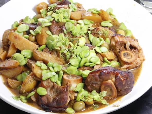 Jarrets de veau confits, fèves, olives et citrons confits