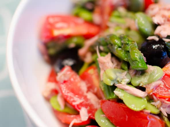 Salade de fèves, aux asperges vertes, aux tomates et au thon