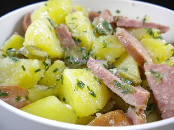 Salade tiède ou froide de pommes de terre à la saucisse de Morteau