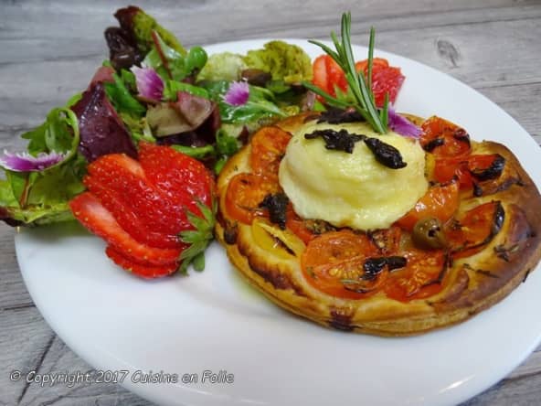 Tartelette feuilletée, tomates cerises, romarin, Chavignol et ail noir BIO