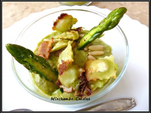 Crème d’asperges et avocats, ravioles au comté poêlées