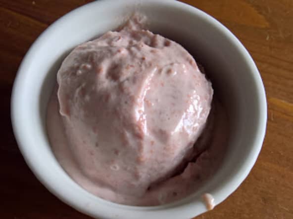 Glace à la cerise et fleur d'oranger
