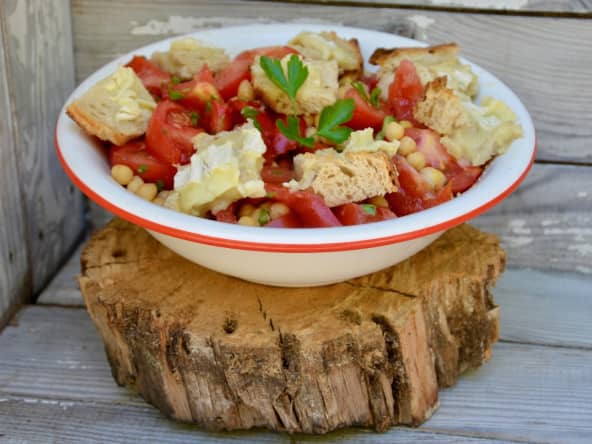 Salade pois chiches, tomates, persil, toast de chèvre