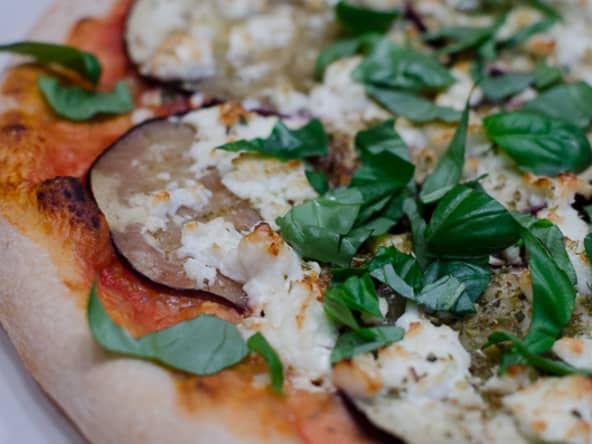 Pizza à l'aubergine, à la feta et au basilic