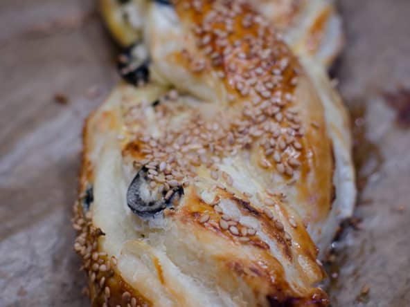 Tresse feuilletée au chèvre et aux olives