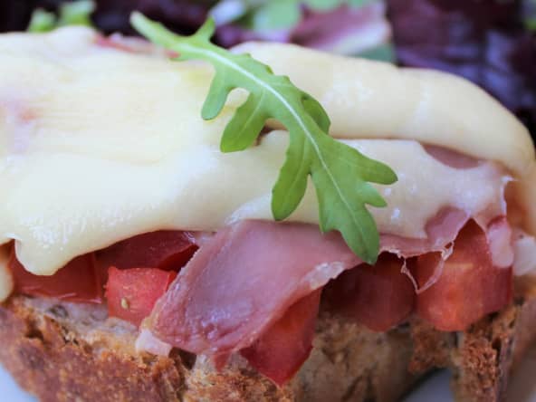 Bruschetta : Tomates, Oignons, Jambon de Pays et Gruyère
