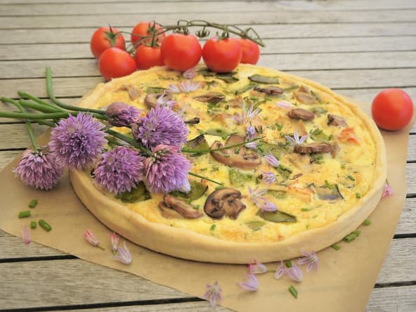 Tarte aux poulet rôti, pois gourmands et champignons