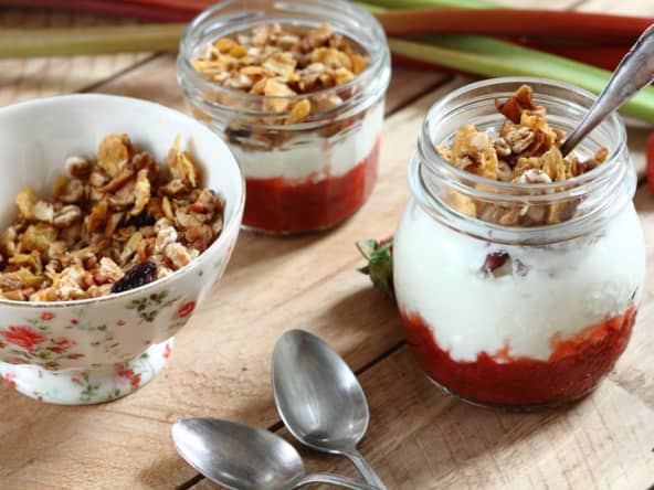 Compote fraise-rhubarbe, yogourt et granola en verrine — La délicieuserie