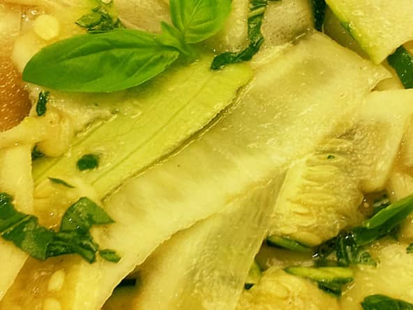 Courgettes crues croquantes marinées à l'ail et au basilic