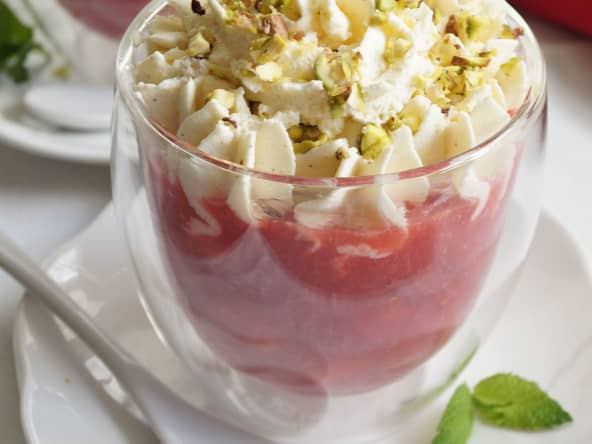 Coupe de fraises rose, vanille, chantilly