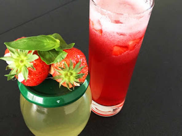 Mocktail, hibiscus, fraises et basilic : un cocktail sans alcool très frais