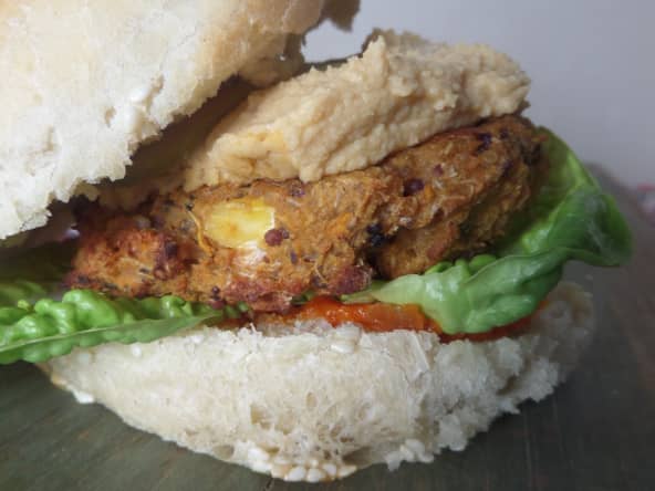 Burger végétalien au quinoa et a la patate douce et hummus