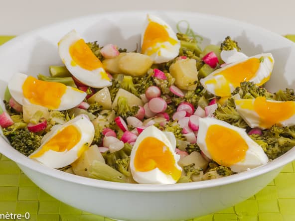Salade de pommes de terre aux oeufs, brocolis et radis