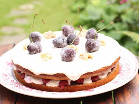 Gâteau russe aux griottes au sirop, noix et crème épaisse