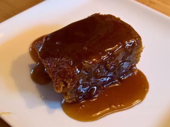 Un gâteau original aux dattes, à la bière noire et caramel à la bière