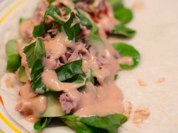 Wrap à la tomate, au thon et à l'avocat