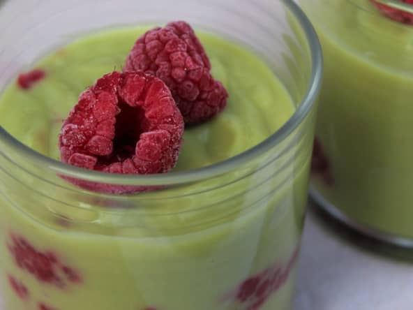 Mousse d'avocat aux framboises et jus d'orange