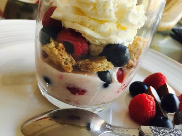 Trifle framboise et myrtille, crème chantilly et noix de coco