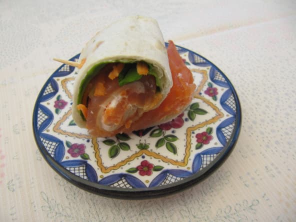 Wrap anglais au saumon fumé et ses crudités (carottes, concombres...)
