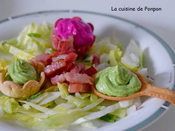 Crème de petits pois et de betterave rouge sur leur lit de salade