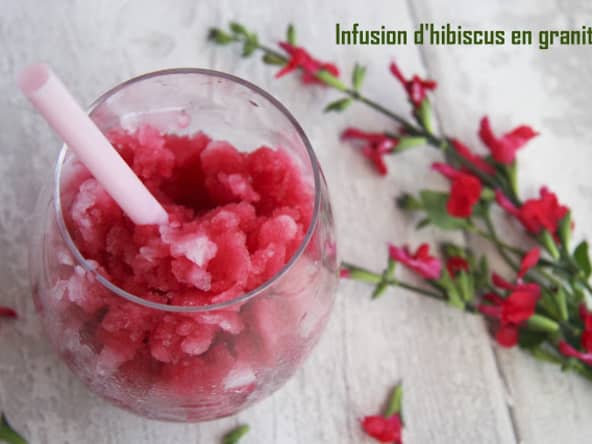 Infusion de fleurs d'hibiscus en granité pour se rafraîchir l'été