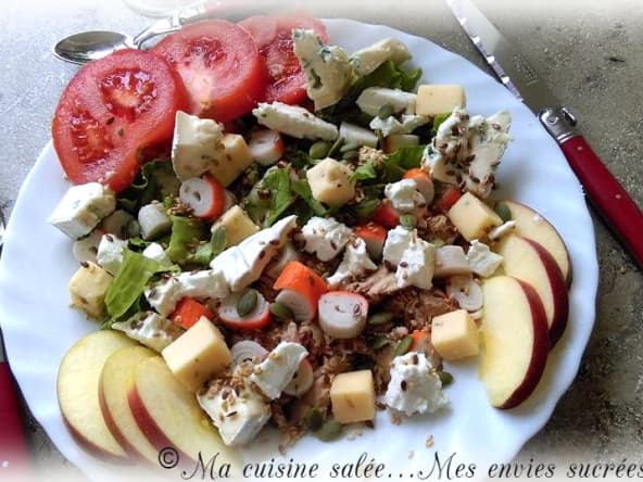 Salade thon-surimi et 3 fromages feta, bleu et dés de gouda au cumin