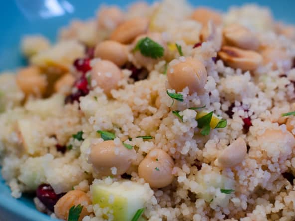 Salade de semoule aux pois chiches, à la grenade et à la coriandre