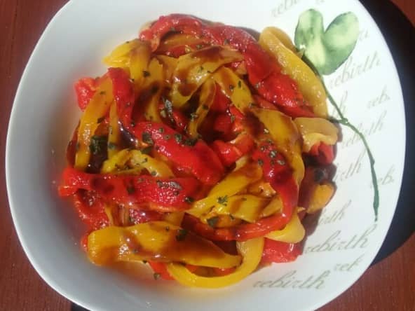 Salade de poivrons rouges et jaunes marinés