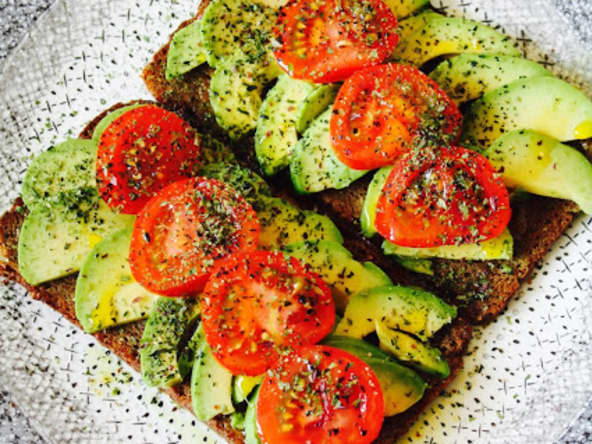 Tartines d'avocat et tomates