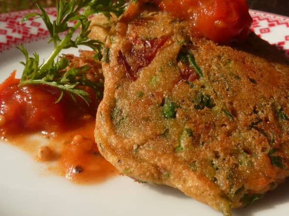 Beignets de fanes de carottes, tomates séchées et confit de tomates cerises