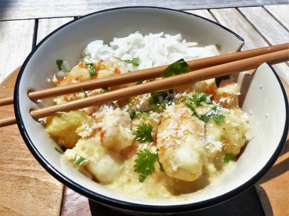 Crevettes à l'ananas, sauce au curry et au lait de coco
