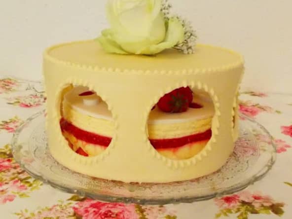 Fraisier en coque de chocolat blanc