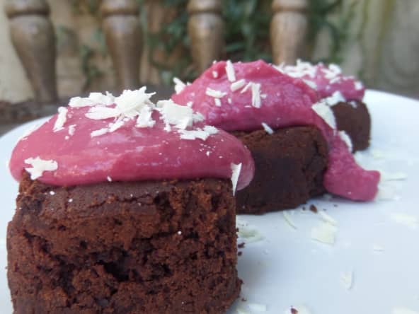 Brownies et glacage chocolat blanc-fruits rouges