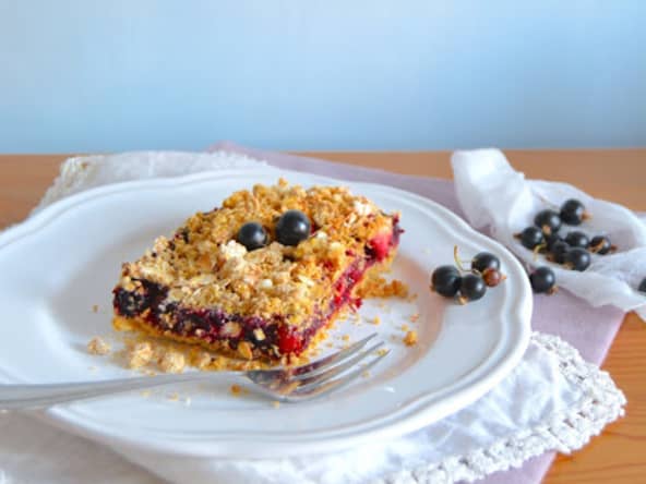 Carrés crumble à la pomme, cassis, citron et polenta vegan et sans gluten