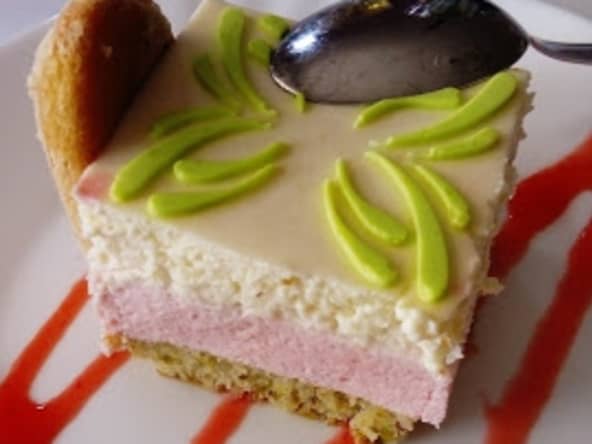 Entremets fraises, chocolat blanc et biscuit pistaches