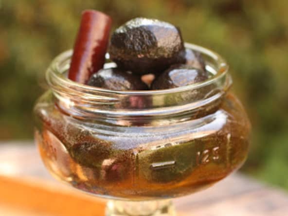 Noix vertes confites au sirop (Glyko Karydaki)