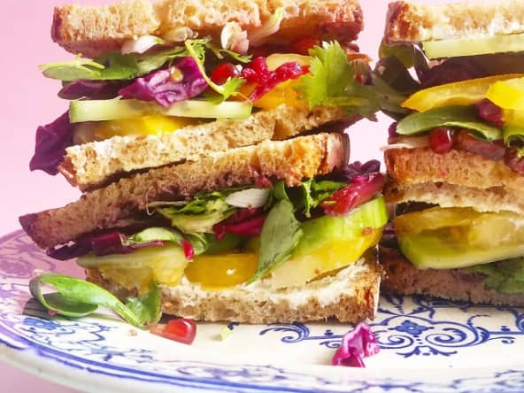 Club sandwich vegan, chou rouge, grenade, piment Jalapeño