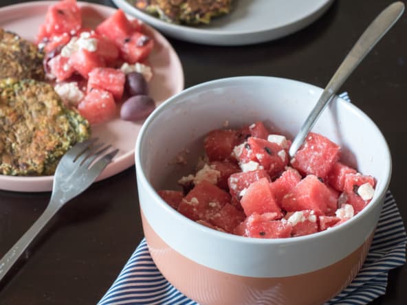 Galettes de son d'avoine aux épinards et à la grecque, salade de pastèque