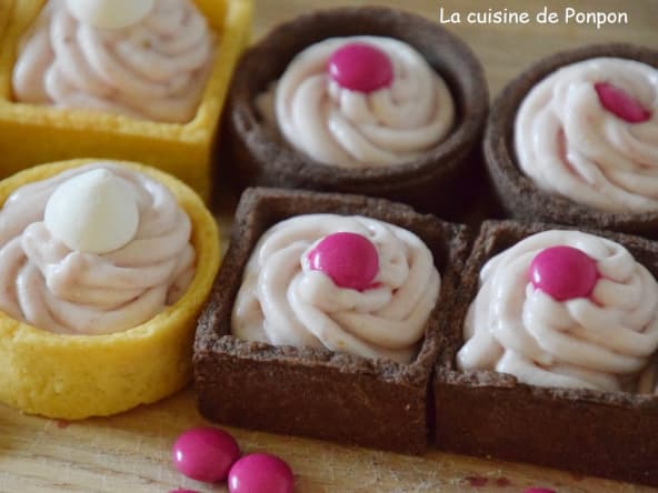 Mini tartelettes garnies de crème aux fraises et amandes