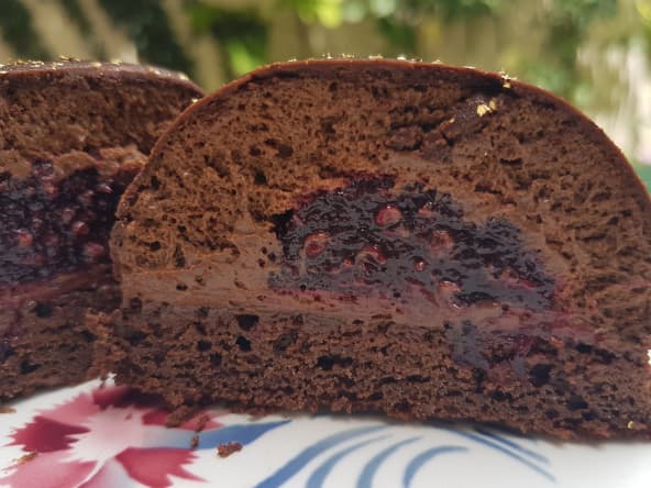 Dôme au chocolat cœur fruits rouges 