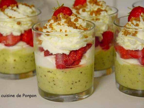 Mousse de kiwis, fraises et croquant de spéculoos 