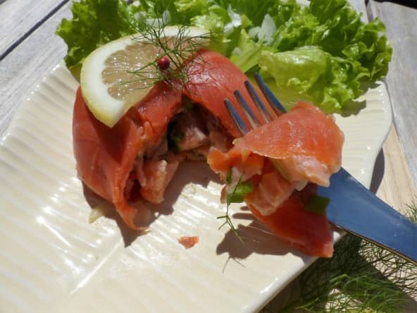 Tartare de saumon frais en habit de saumon fumé