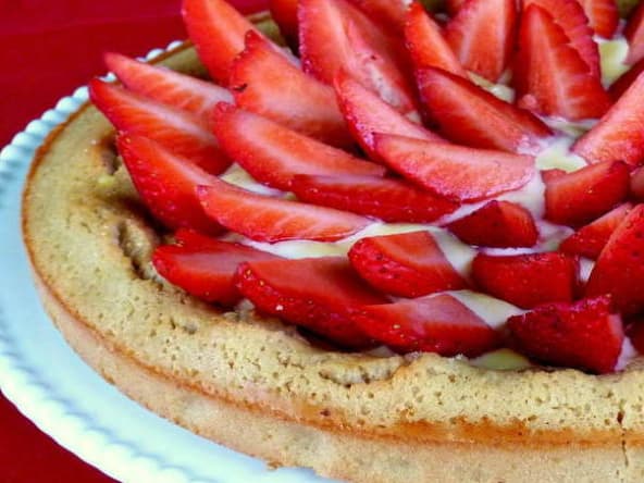 Tarte comme un financier aux fraises et crème aux fruits de la passion