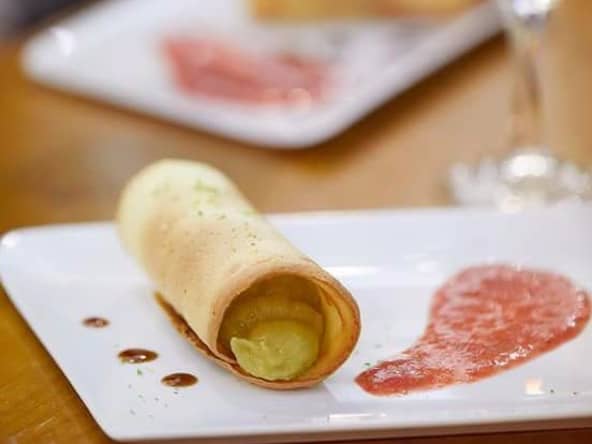 Rouleau croustillant à la rhubarbe, ketchup de fraises