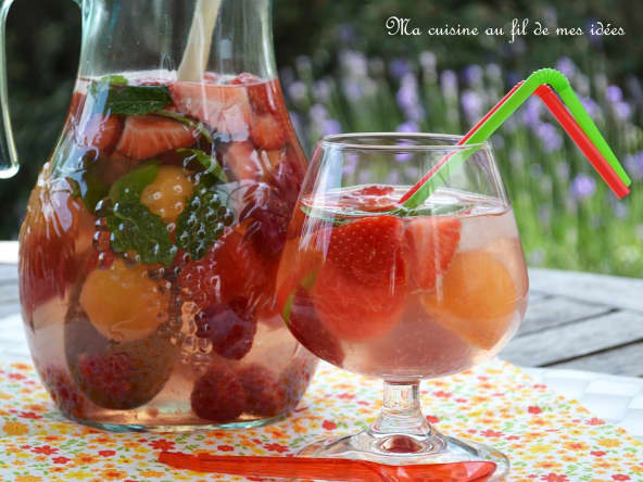 Sangria blanche au melon, pastèque, fraises et framboises (cocktail)