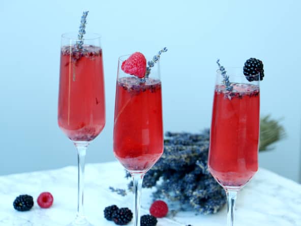 Cocktail estival de Vouvray à la lavande et crème de mûres qui évoque la Provence