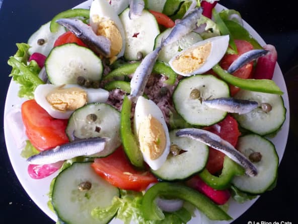 Salade niçoise avec câpres et anchois